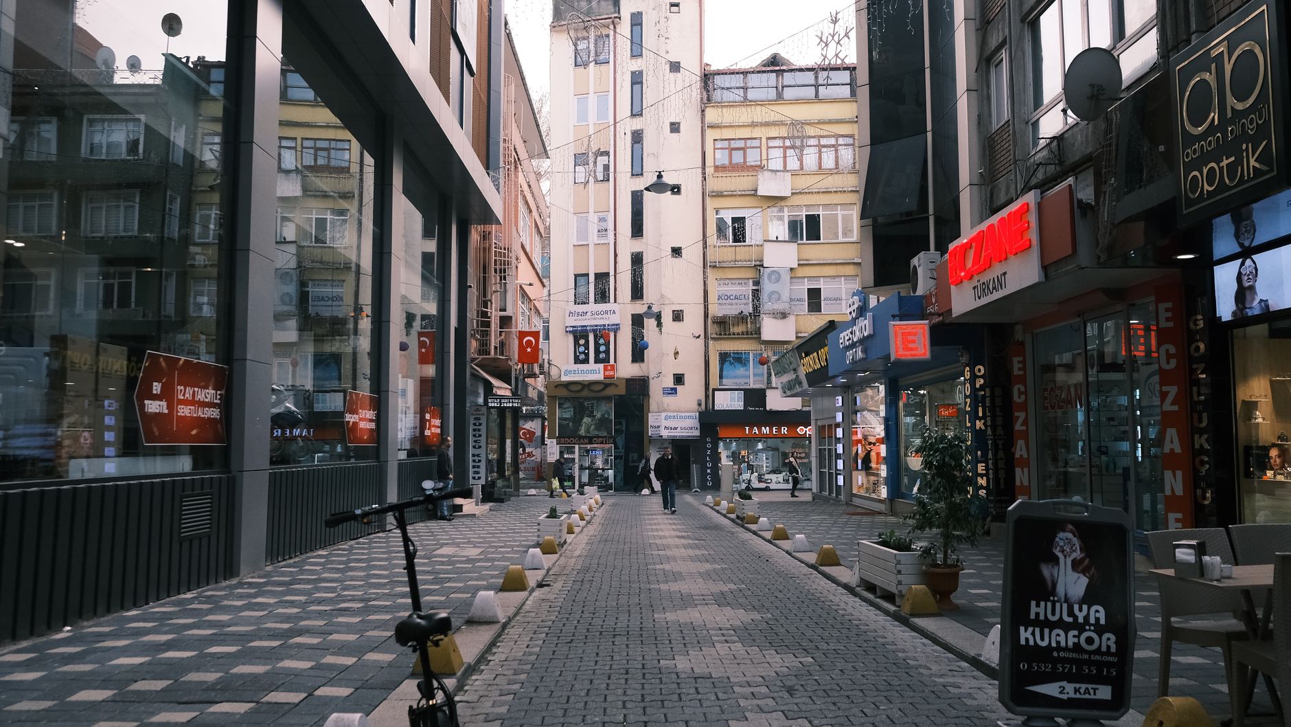 Türkiye'de bir caddede yer alan kiralık dükkan ve iş yeri vitrinleri
