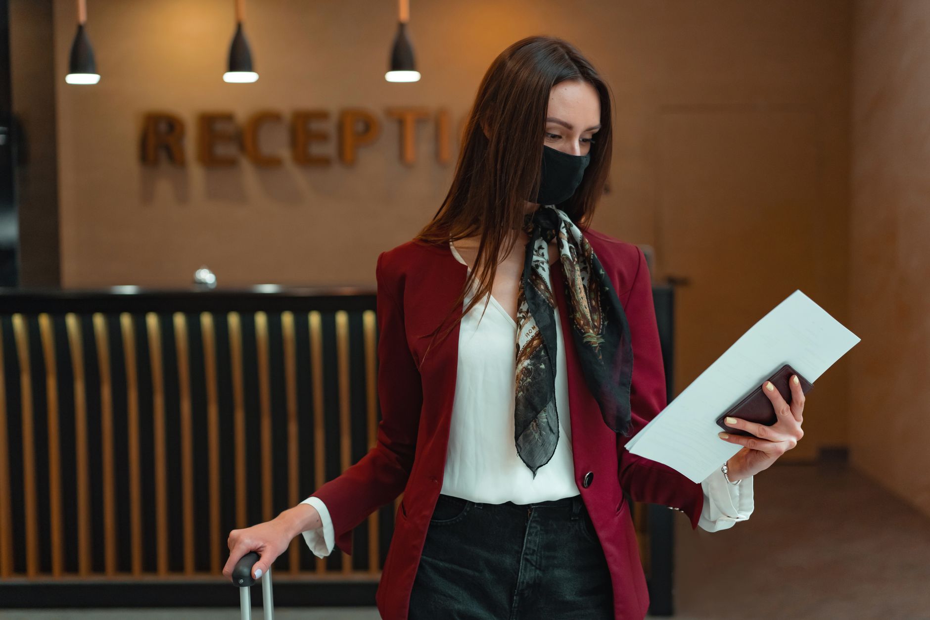 Otel resepsiyonunda tapu ve ruhsat evraklarını inceleyen yatırımcı