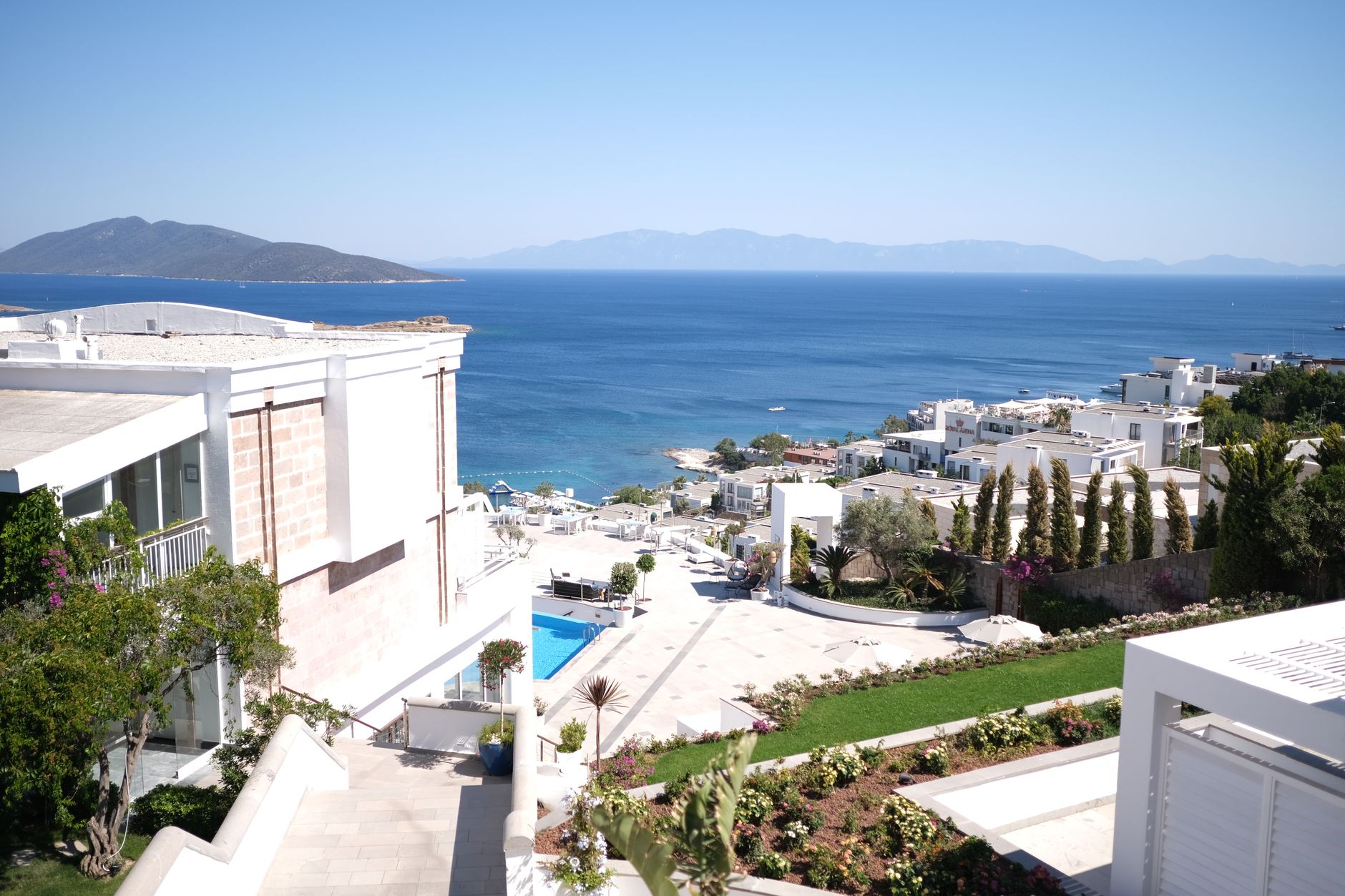Bodrum'da deniz manzaralı beyaz villa ve bugenvil