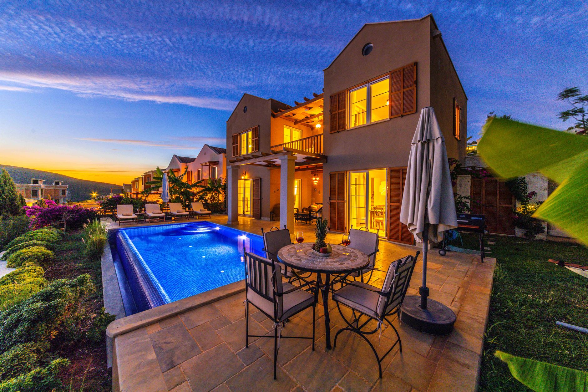 Havuzlu Bodrum villası bahçesi ve akşam manzarası