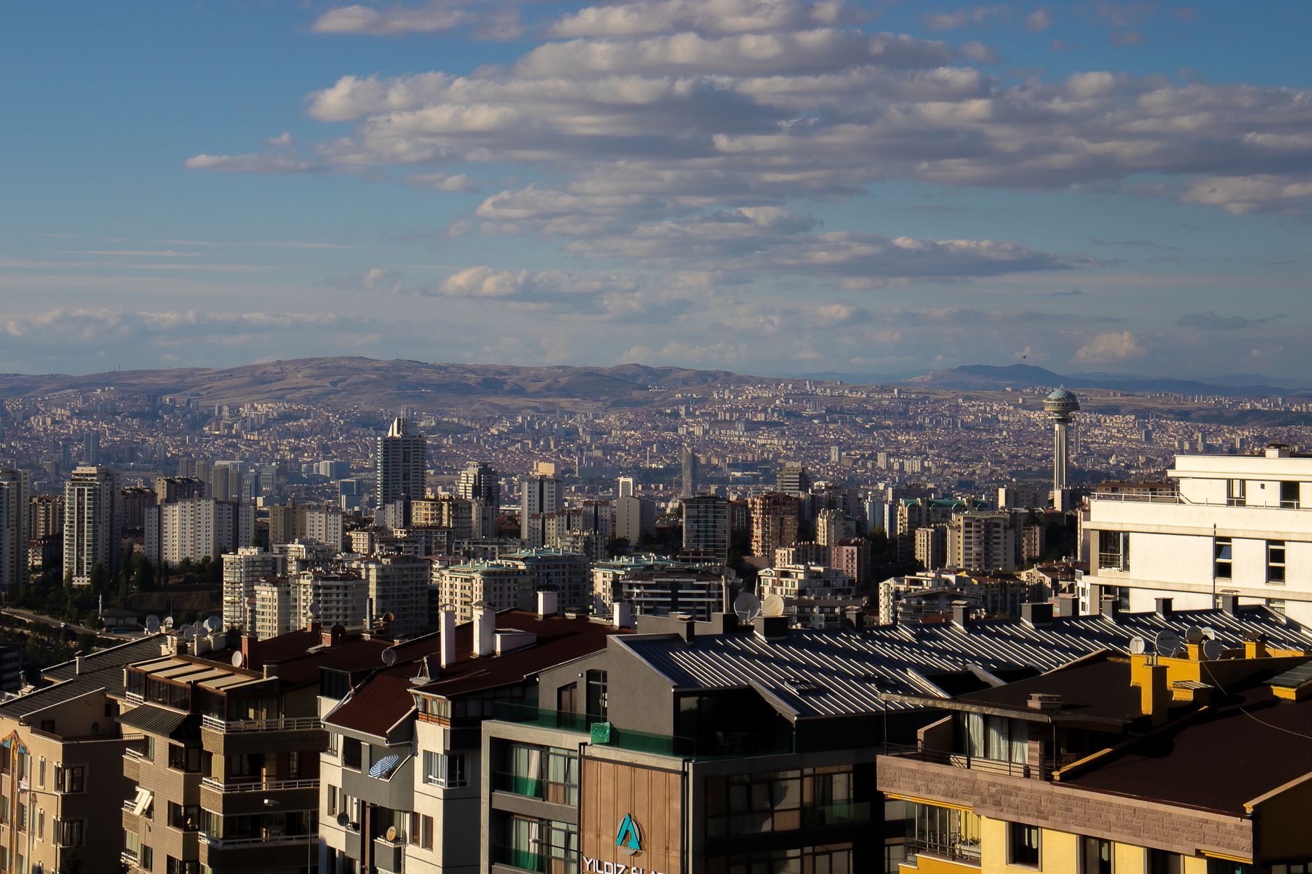Ankara şehir silueti ve konut blokları
