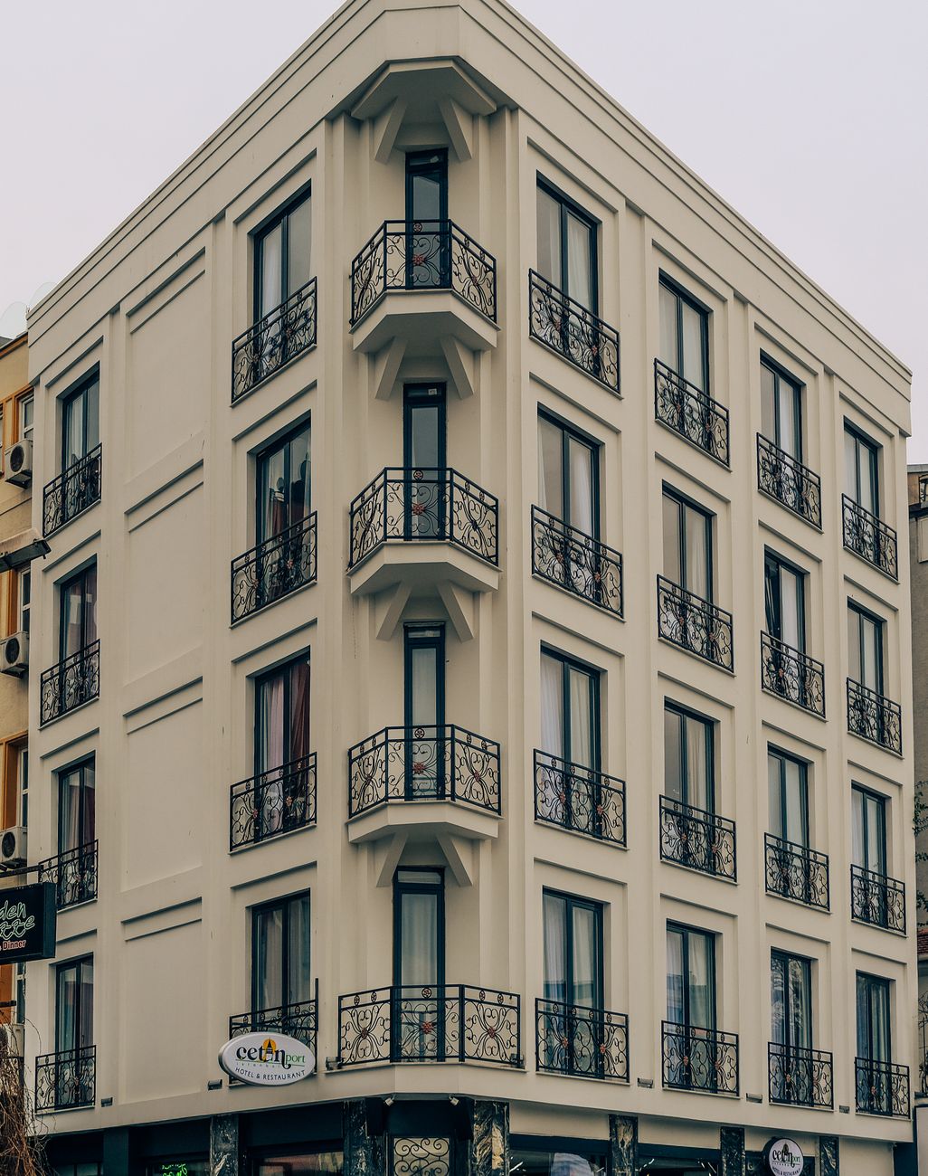 Türkiye'de modern bir apartman cephesi ve kiralık daire ilanları