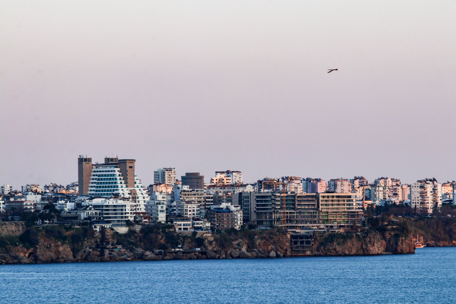 Antalya'da deniz manzaralı modern apartman bloklarının görünümü