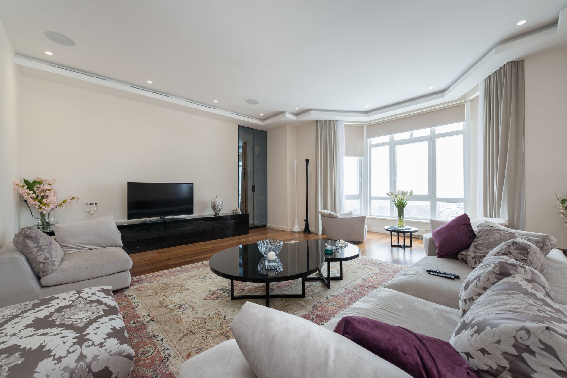 Modern bir konut projesinde daire iç mekânı ve plan incelemesi