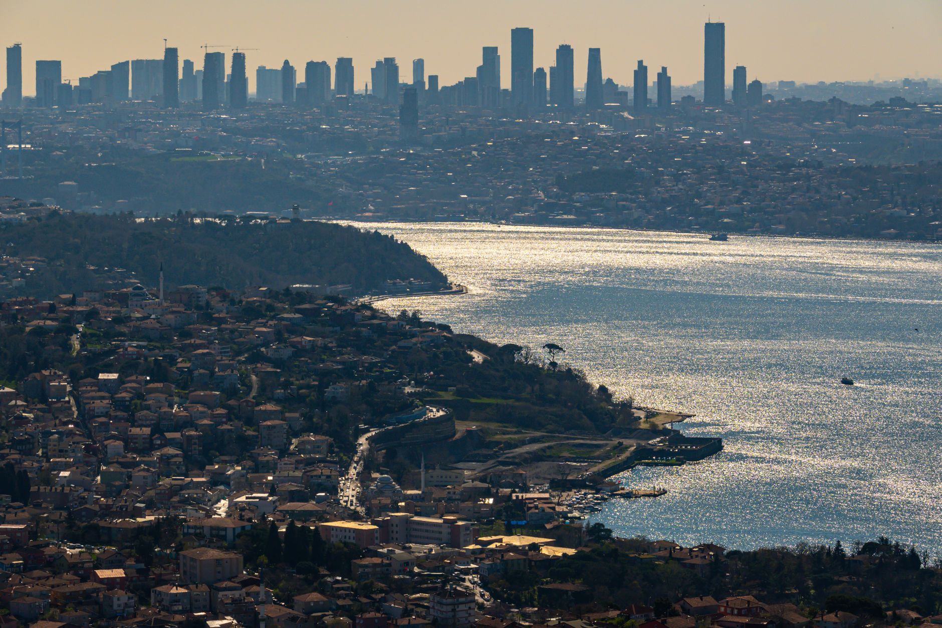 İstanbul'da Boğaz ve konut alanlarını gösteren şehir manzarası