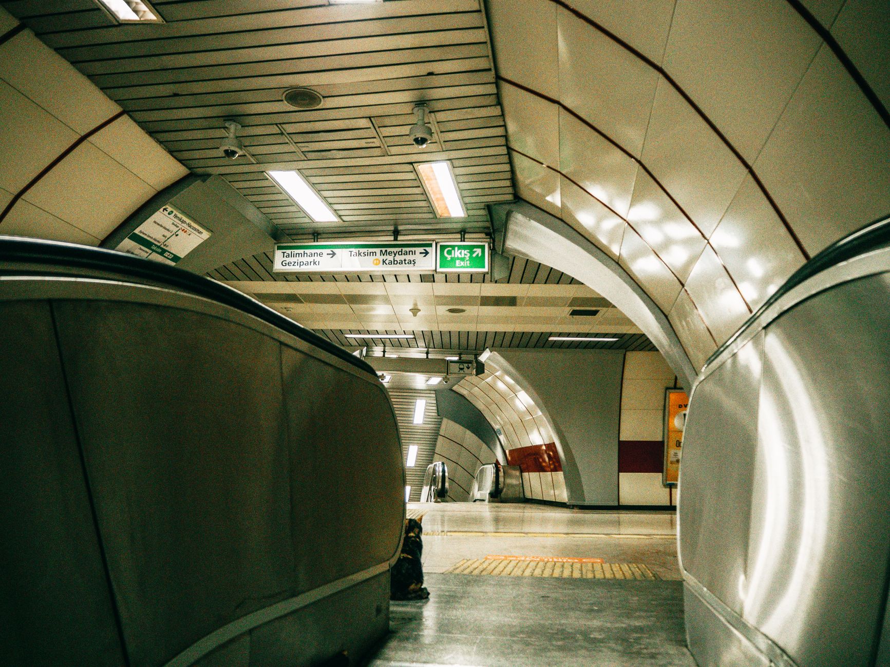 İstanbul'da metro istasyonu çıkışı ve çevresindeki konut binaları