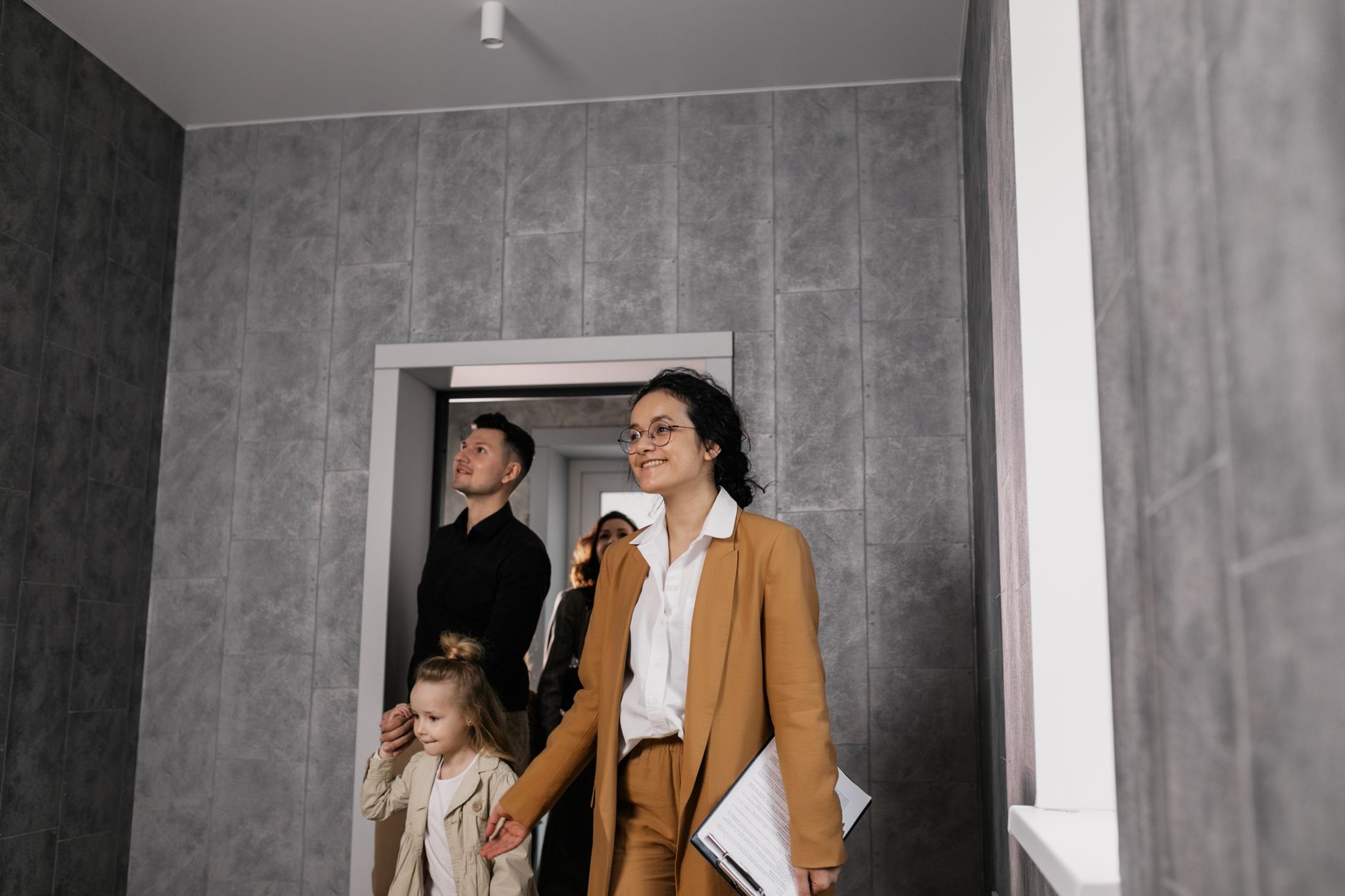 İstanbul'da kiralık daire arayan aile ile emlak danışmanı görüşmesi