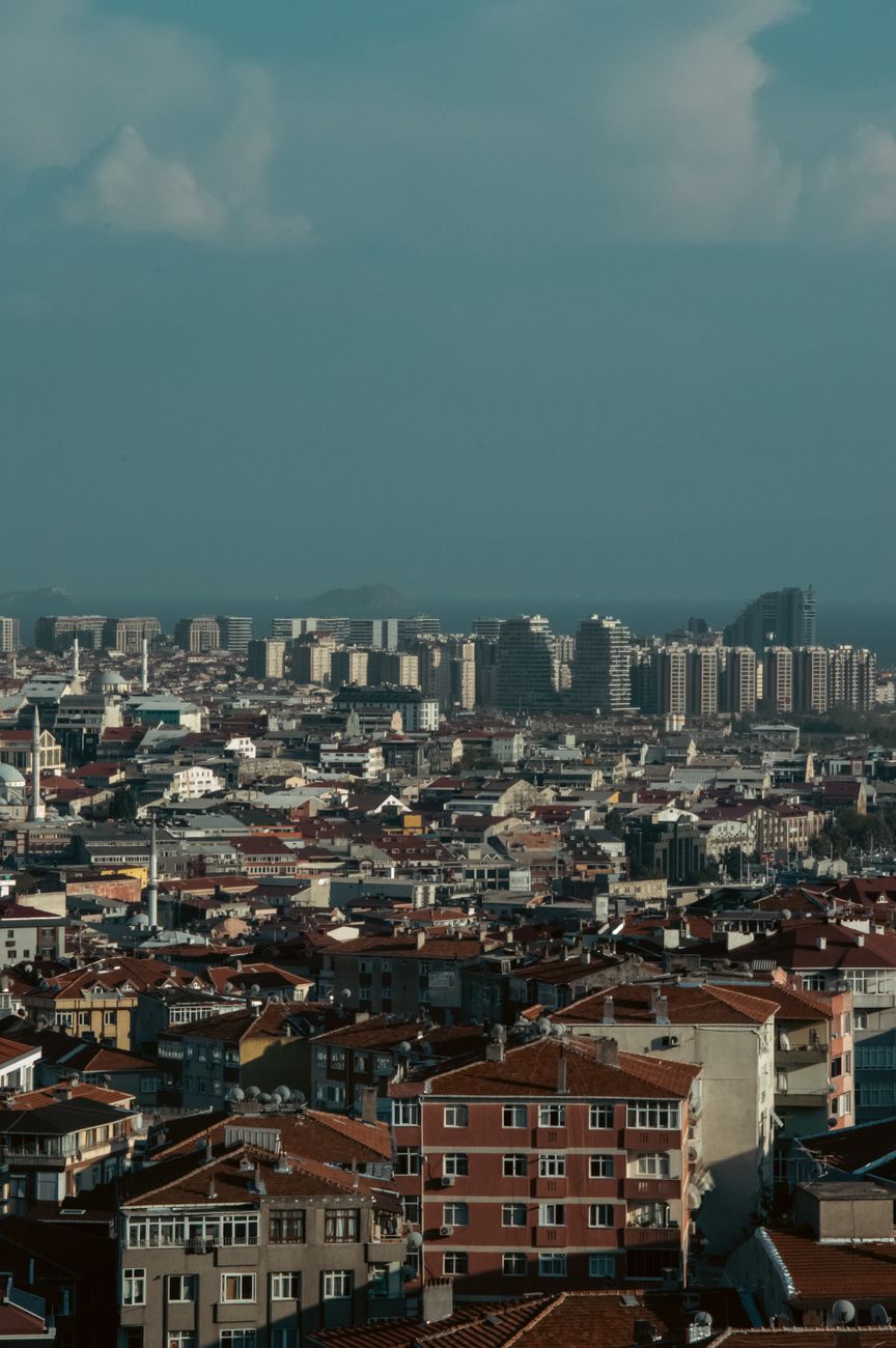 İstanbul'da Boğaz ve yoğun konut dokusunu gösteren şehir manzarası