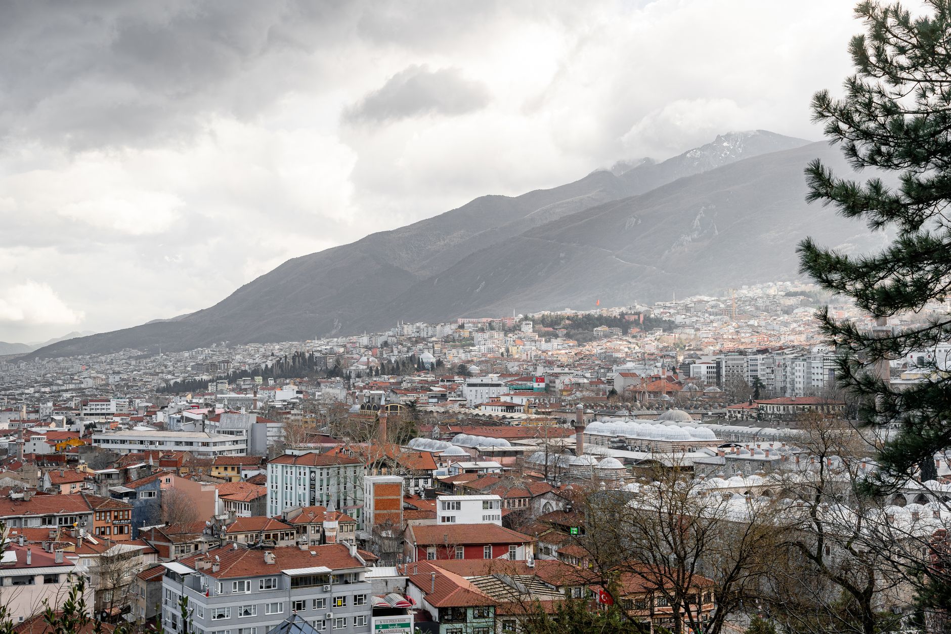 Bursa'da Uludağ manzaralı modern konut projeleri ve şehir silueti