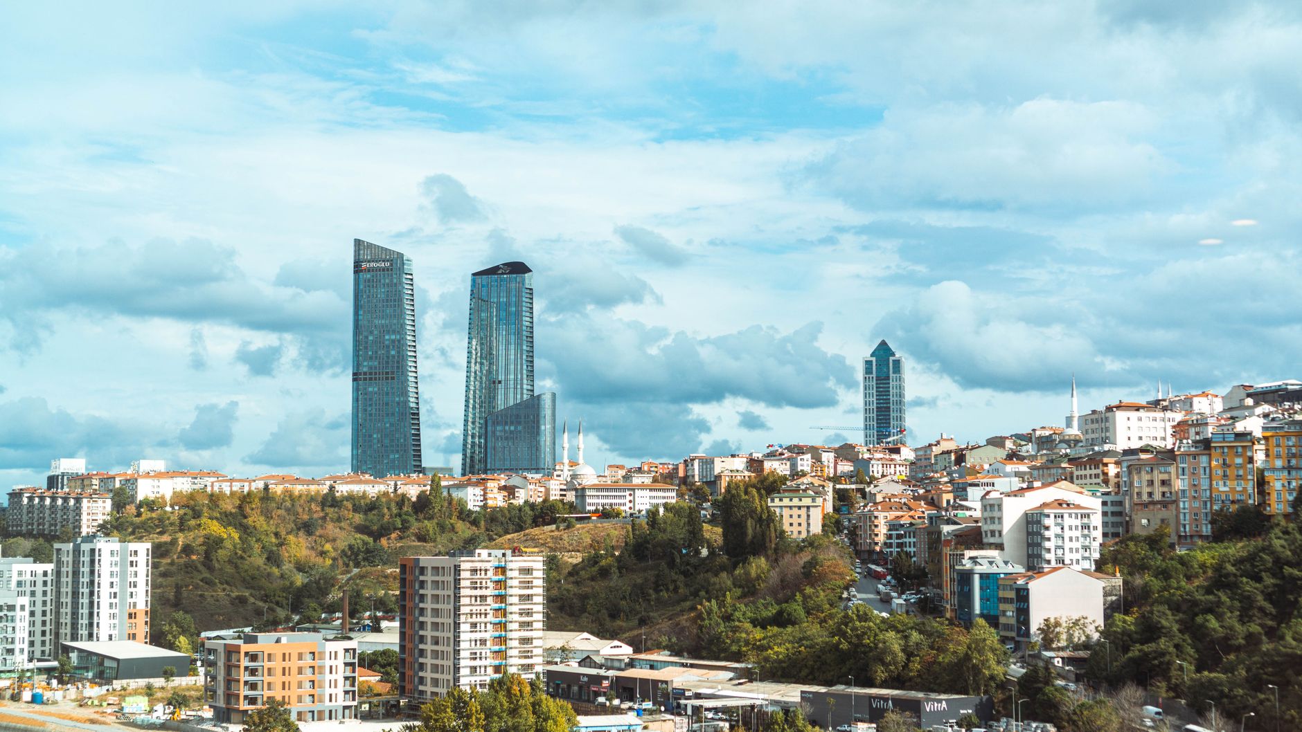 İstanbul'da ofis ve plaza bölgesinde ticari gayrimenkul manzarası