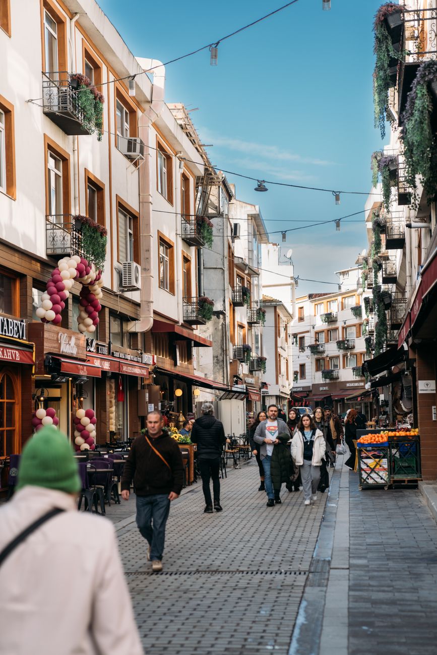 Yaya trafiği yoğun bir İstanbul caddesinde ticari birimler