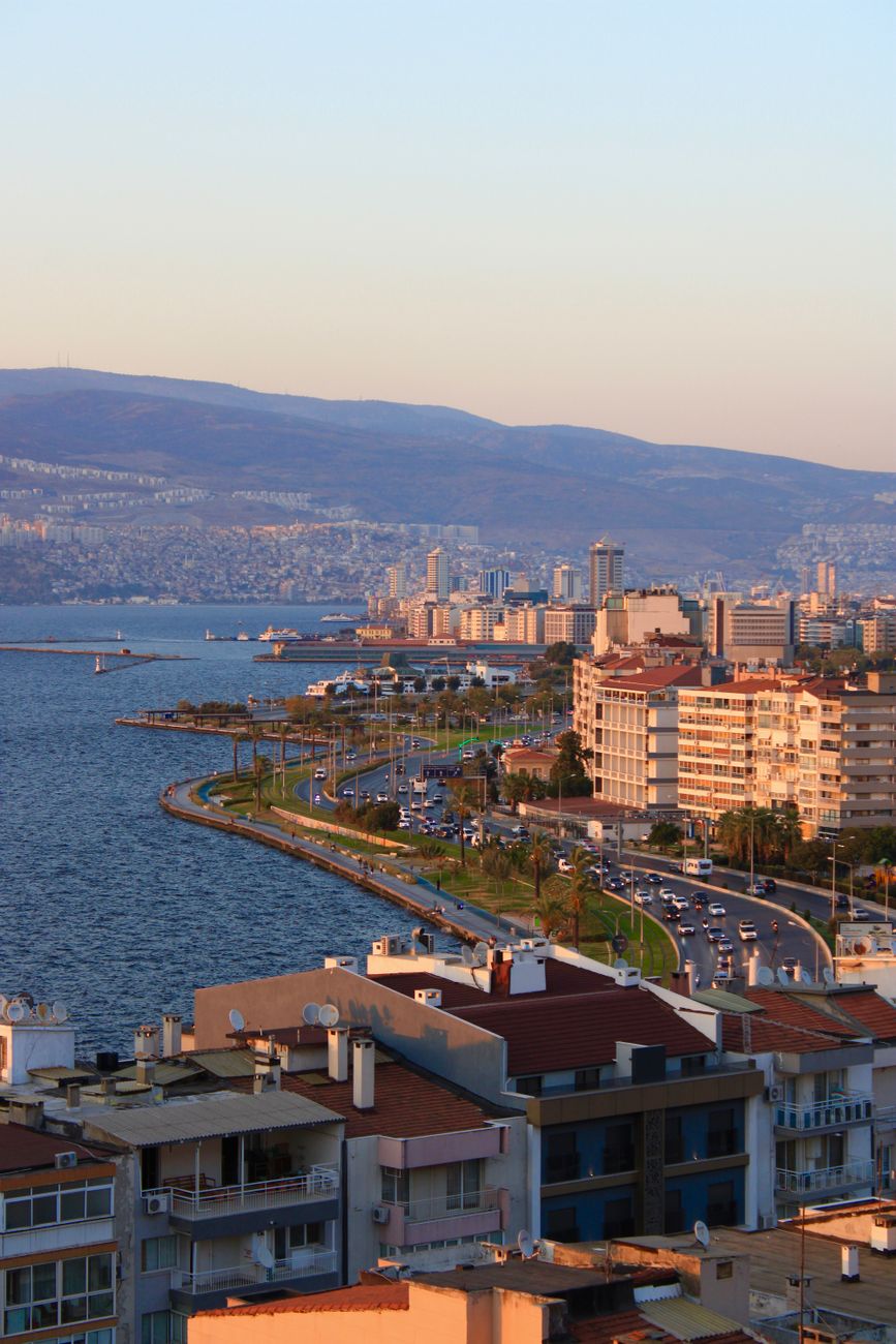 İzmir sahil hattında modern konut binaları