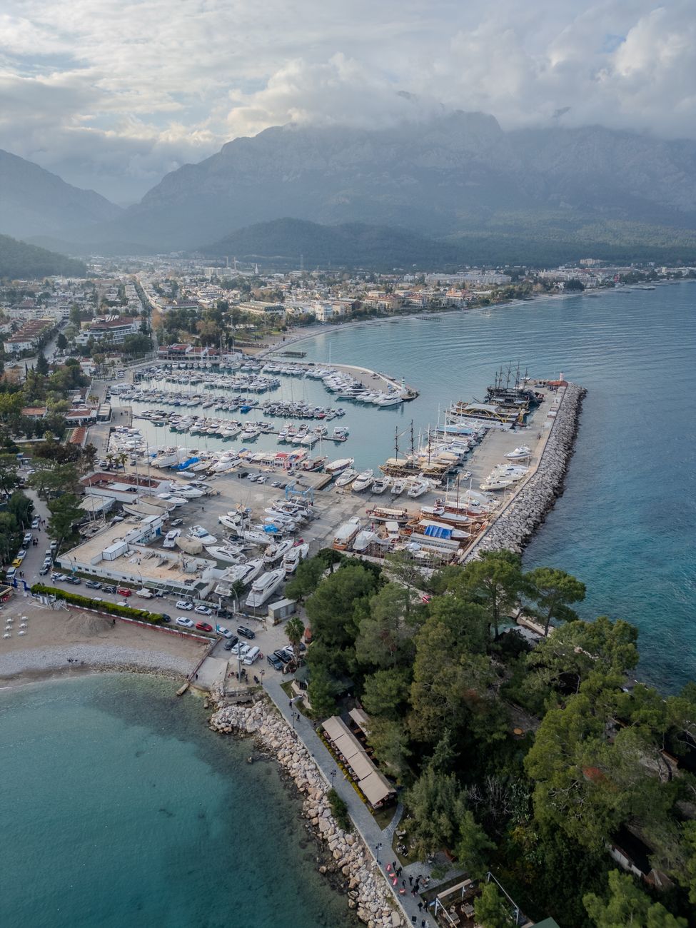 Kemer sahil şeridi, marina ve arka planda Beydağları