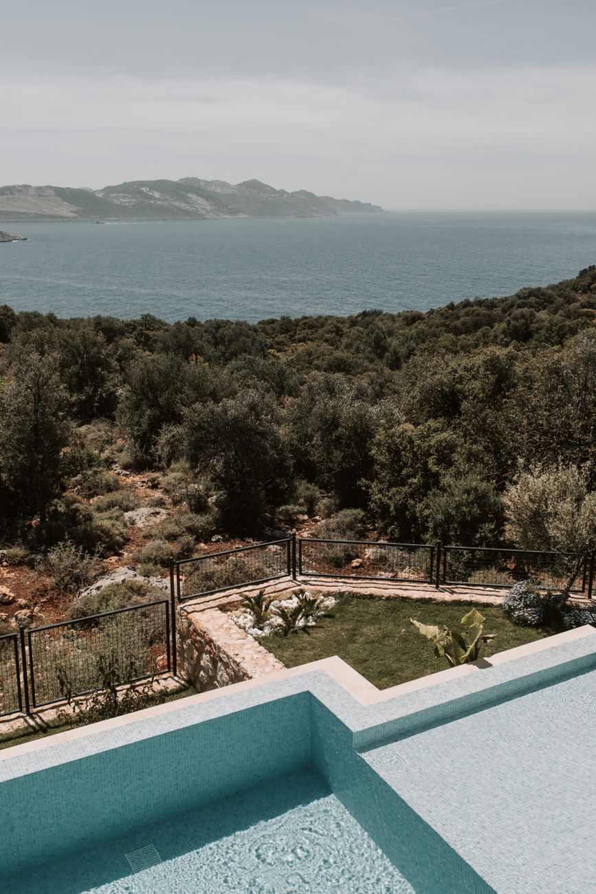 Kemer'de çam ormanı içinde havuzlu villa ve site dokusu