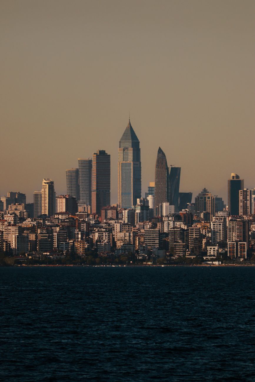 İstanbul iş merkezlerinde ofis ve dükkan cepheleri