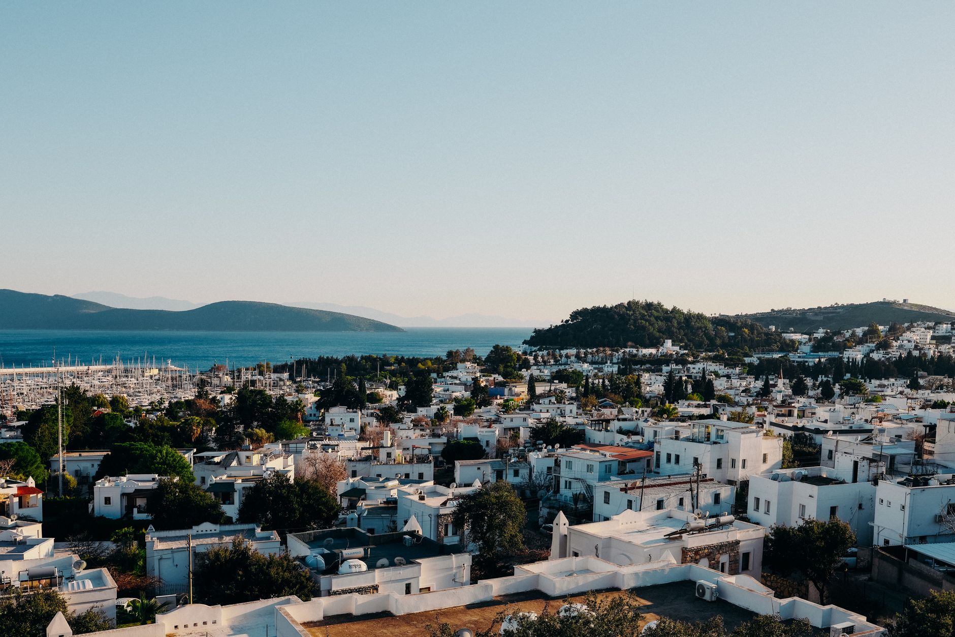 Muğla kıyı şeridinde beyaz badanalı villalar ve deniz manzarası
