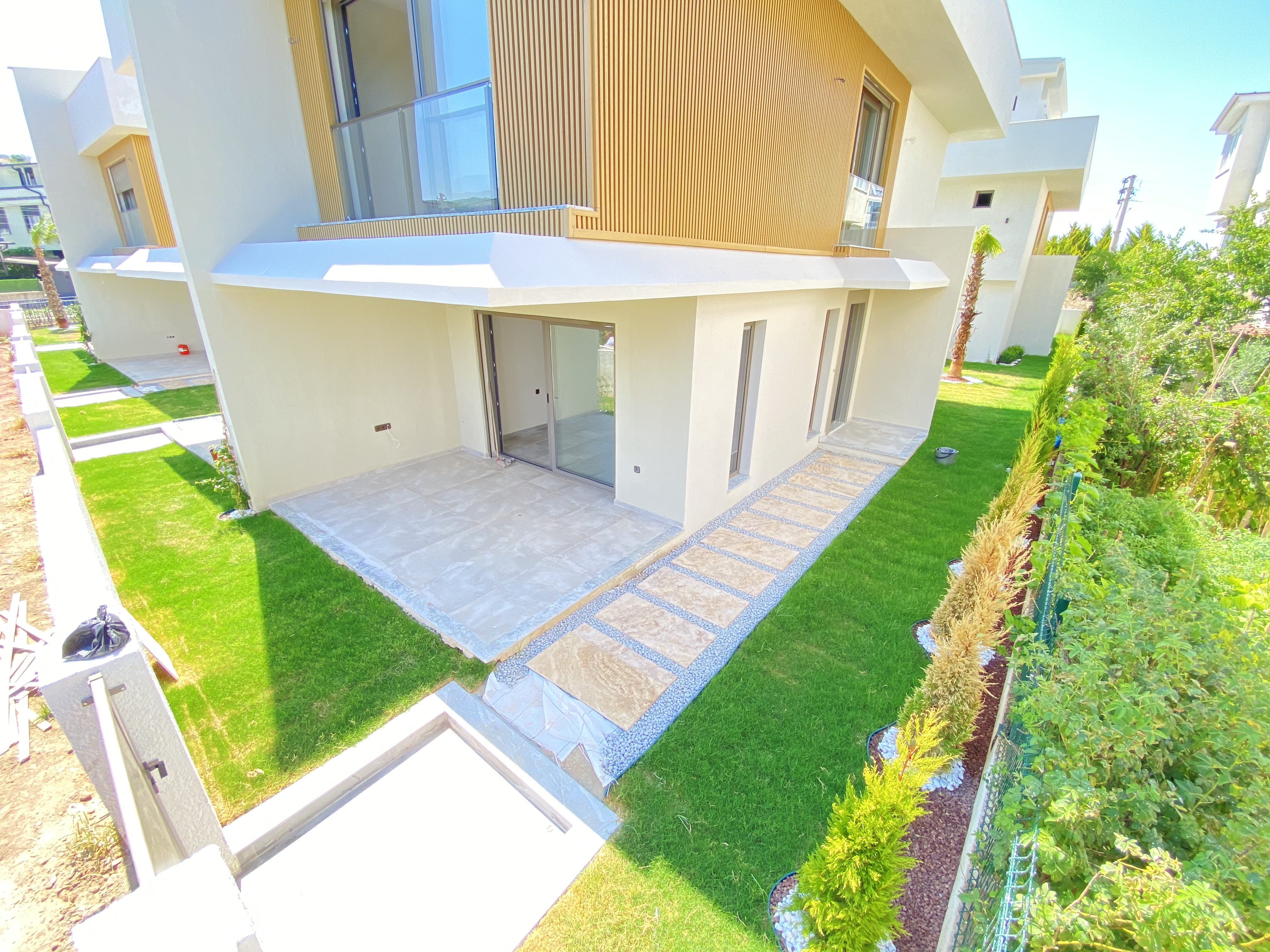 Seferihisar Mersin Alanı Denize 350 m, Havuzlu Ve Yerden Isıtmalı Lüks Köşe Villa