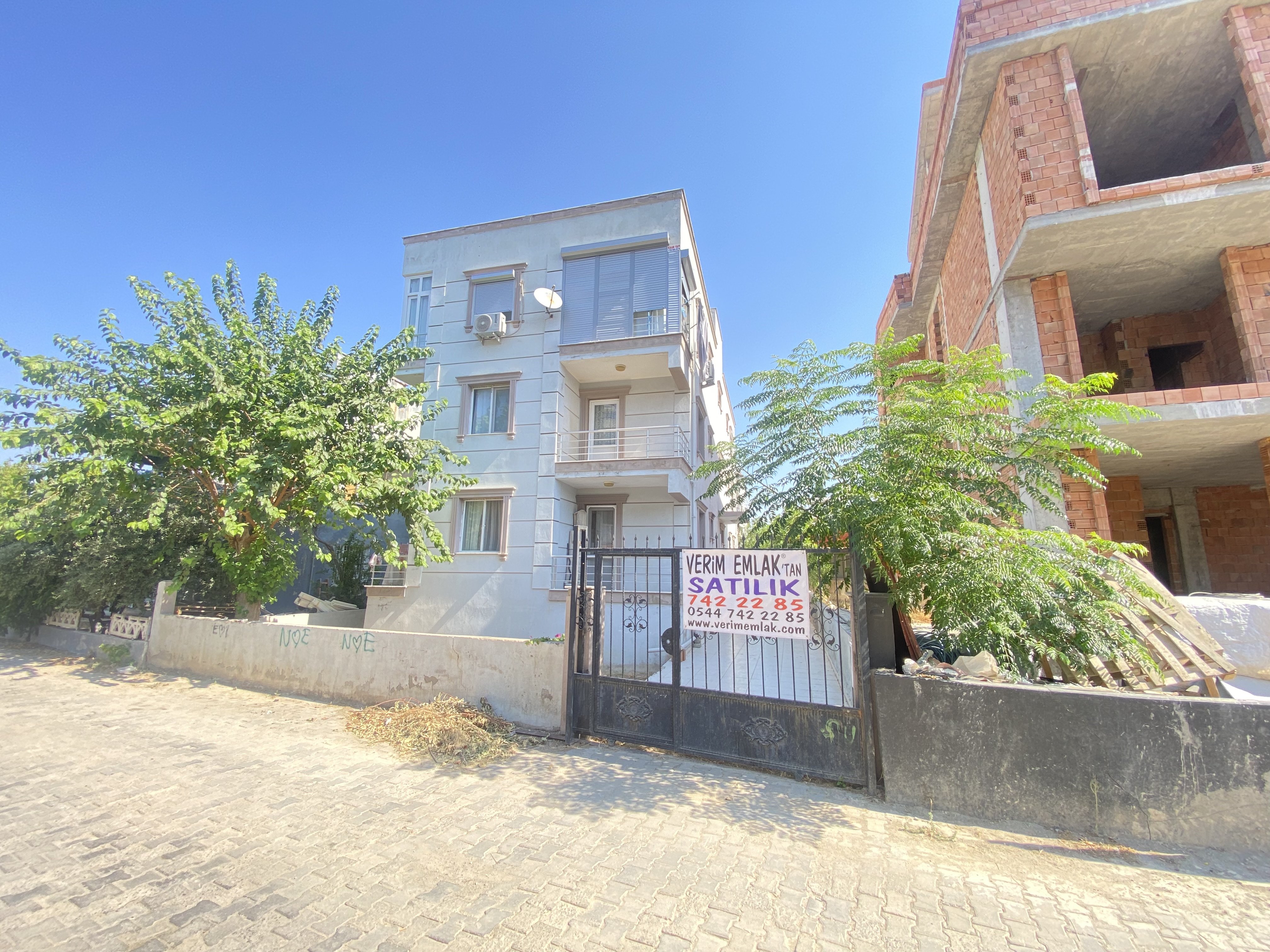 Seferihisar Mersin Alanı'nda denize 400m sıfır eşyalı bahçe katı satılık 2+1 daire