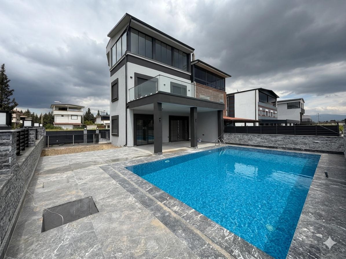 Seferihisar Cumhuriyet'te Denize 750m Mesafede, Müstakil Havuzlu Lüks 3+1 Villa!